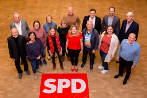 Mit diesen Kandidatinnen und Kandidaten zieht die Hirschauer SPD in den Kommunalwahlkampf 2026: 1. Reihe von links: Günther Amann, Jasmin Williams, Sophie Högl, Bürgermeisterkandidatin Beate Dietrich, Rudi Wild, Jentry Meißner, Josef Birner. 2. Reihe von