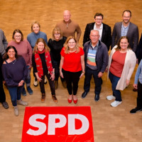 Mit diesen Kandidatinnen und Kandidaten zieht die Hirschauer SPD in den Kommunalwahlkampf 2026: 1. Reihe von links: Günther Amann, Jasmin Williams, Sophie Högl, Bürgermeisterkandidatin Beate Dietrich, Rudi Wild, Jentry Meißner, Josef Birner. 2. Reihe vo