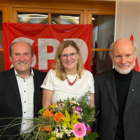Mit einem einstimmigen Vertrauensbeweis schickt der SPD-Ortsverein-Hirschau Beate Dietrich (Bildmitte) ins Rennen um das Amt der Bürgermeisterin bei den Kommunalwahlen 2026. Glückwünsche überbringen Fraktionssprecher Josef Birner (links) un